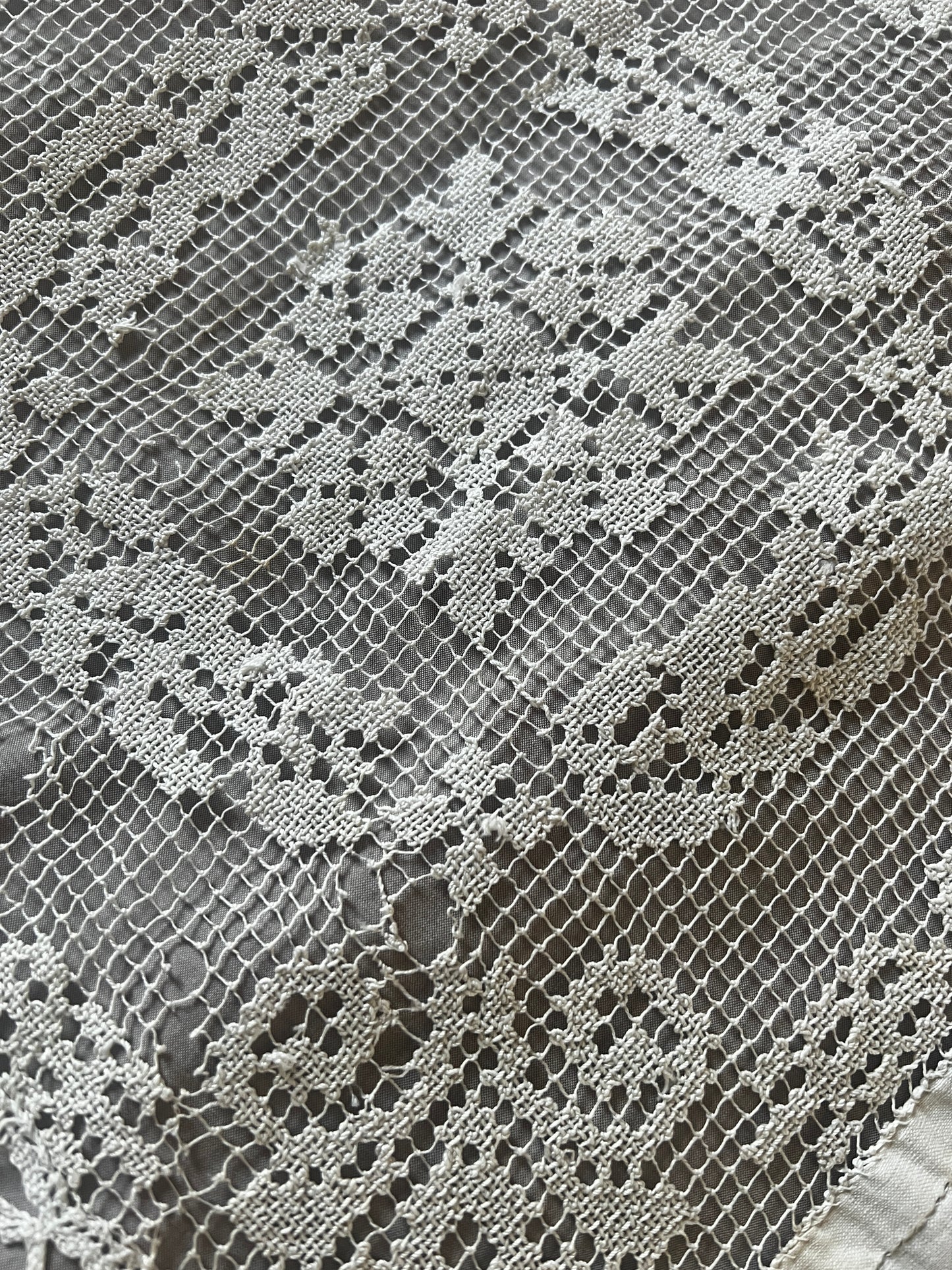 刺繍とレースの飾り布