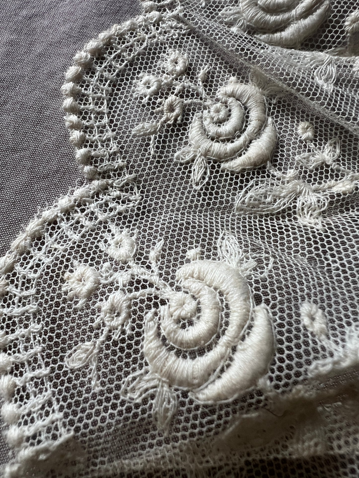チュール刺繍レース胸元飾り