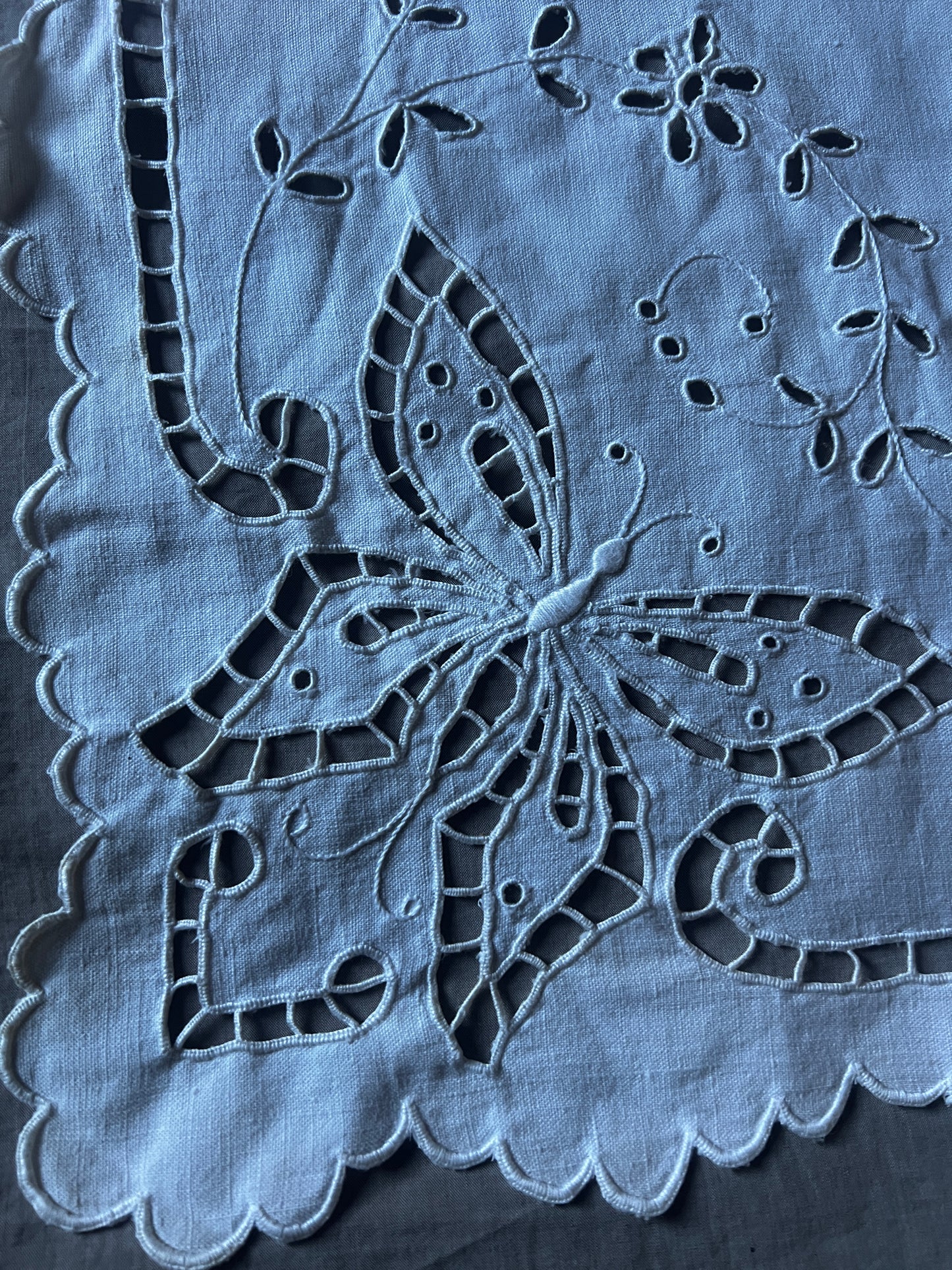 カットワーク刺繍クロス