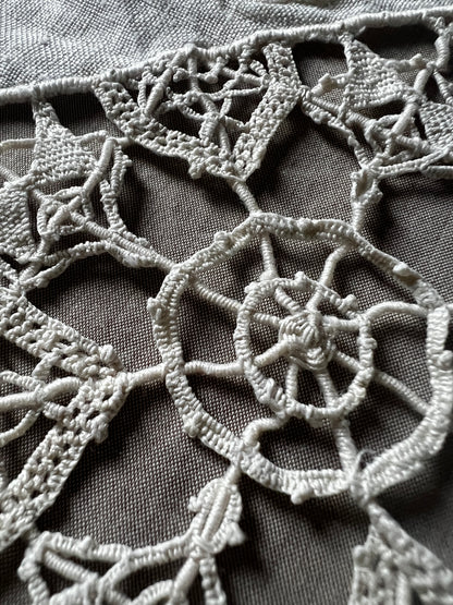 レースと刺繍の飾り布