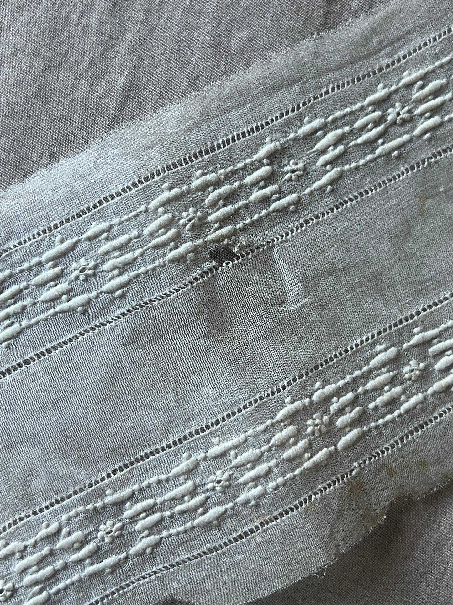 白刺繍布