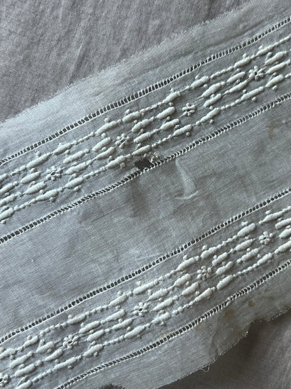 白刺繍布