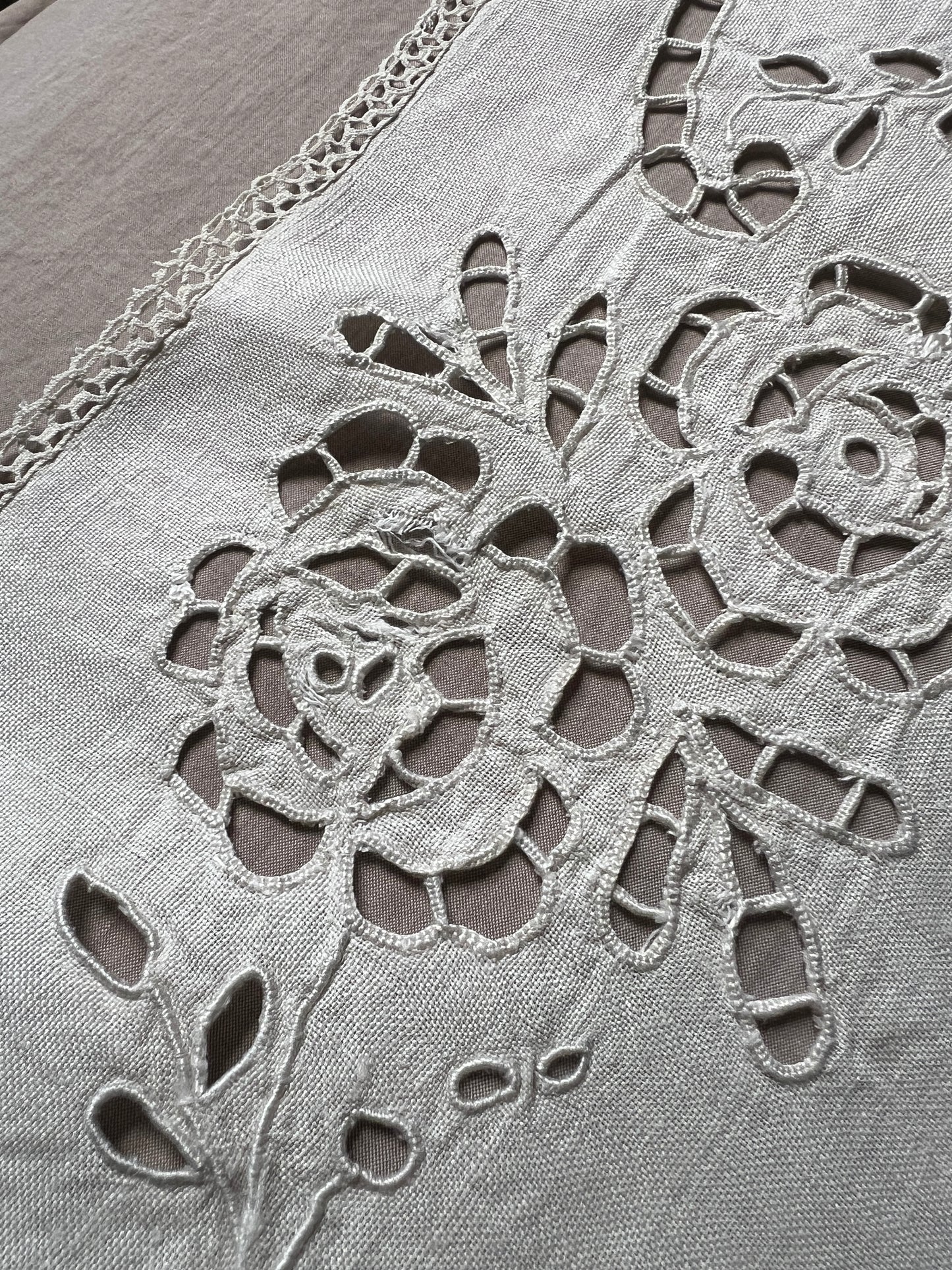 カットワーク刺繍棚飾り