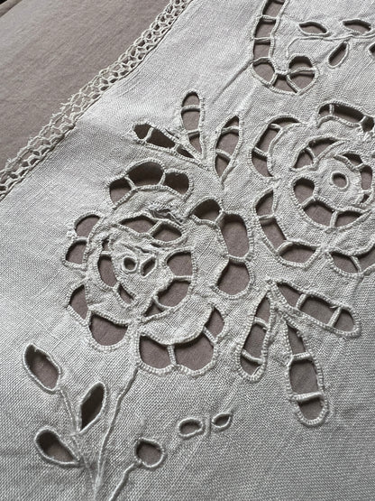 カットワーク刺繍棚飾り