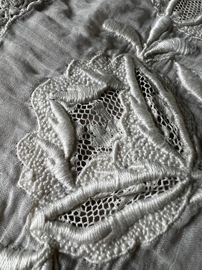 ★刺繍とレースの円形クロス(ダメージ)