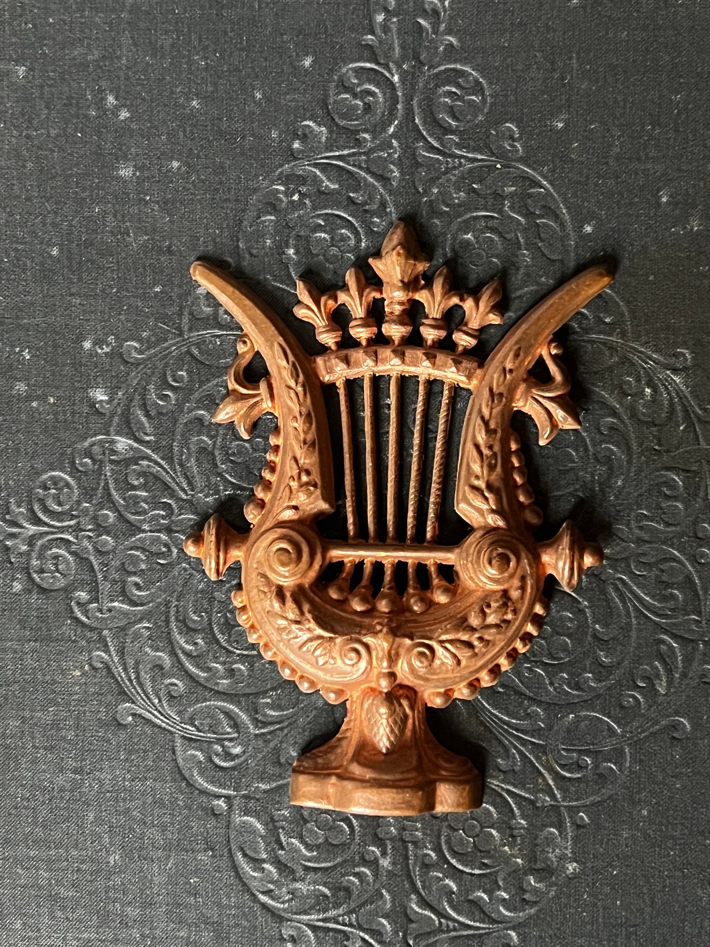 ブロンズ製竪琴のレリーフ