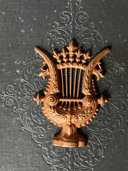 ブロンズ製竪琴のレリーフ