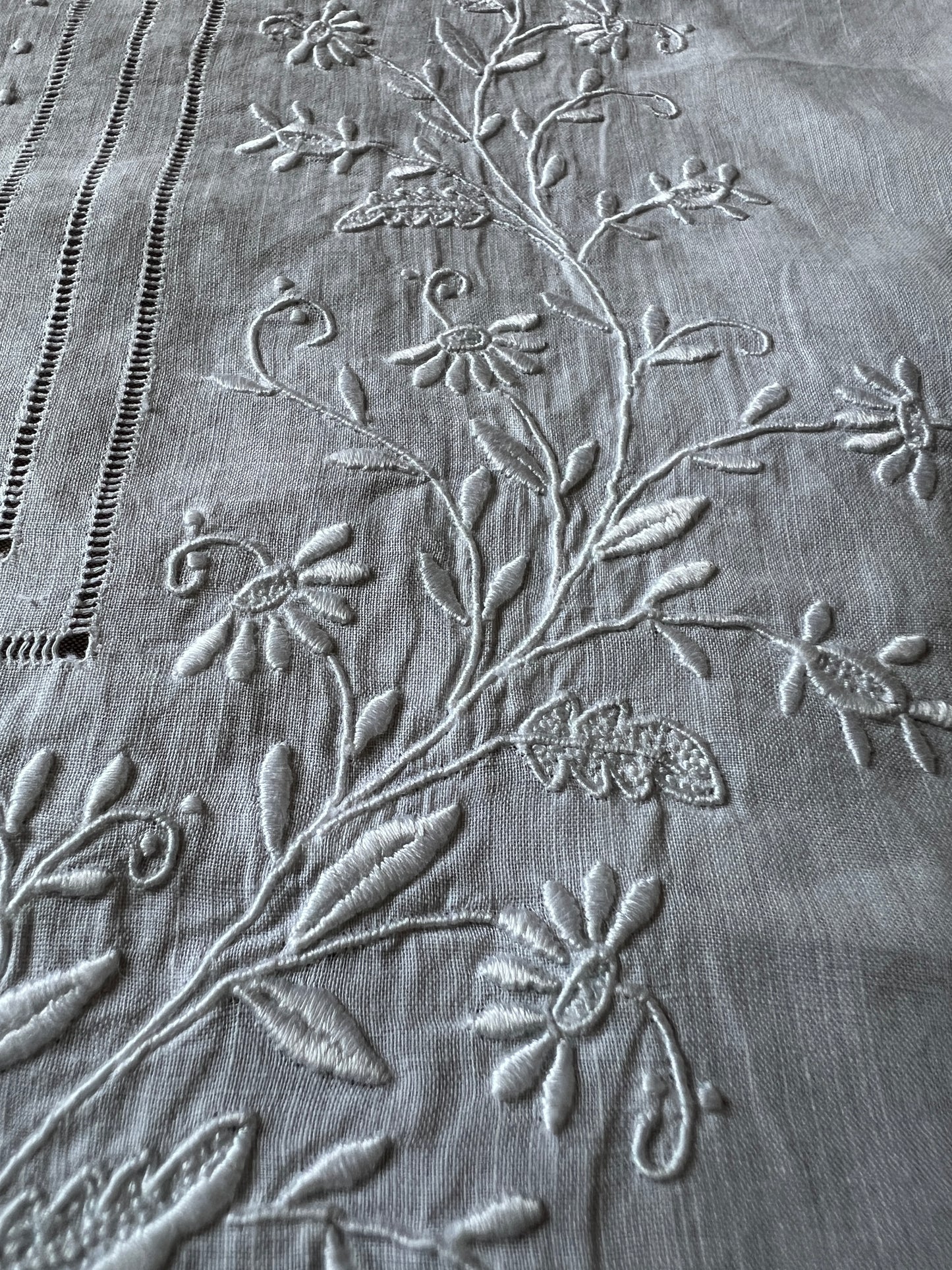 白刺繍飾り布