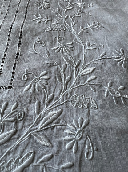 白刺繍飾り布