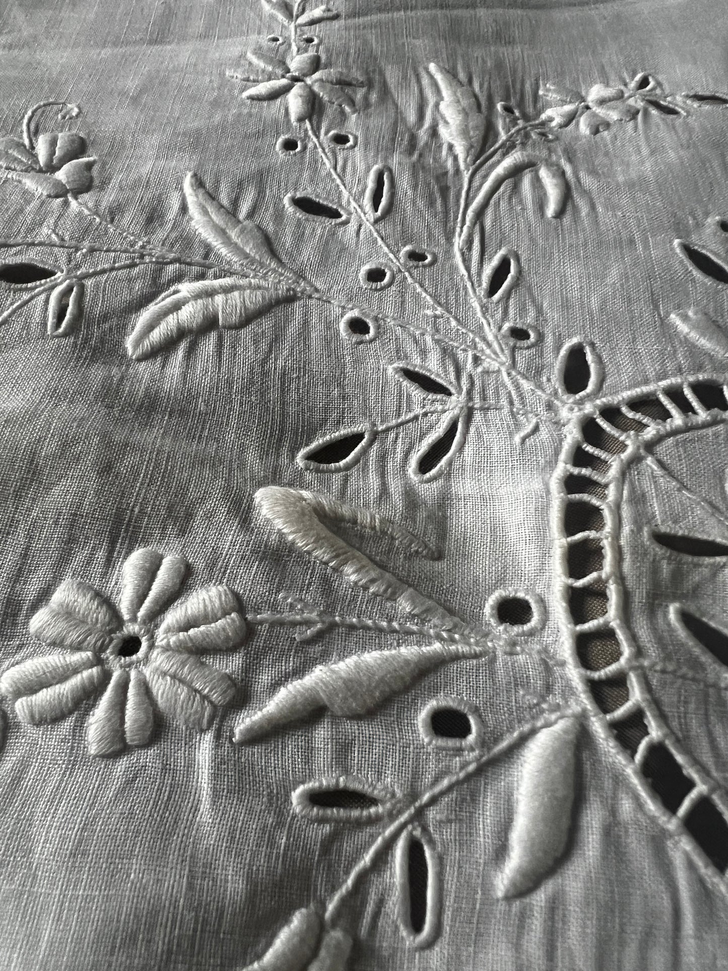 白刺繍の端布(ダメージ)