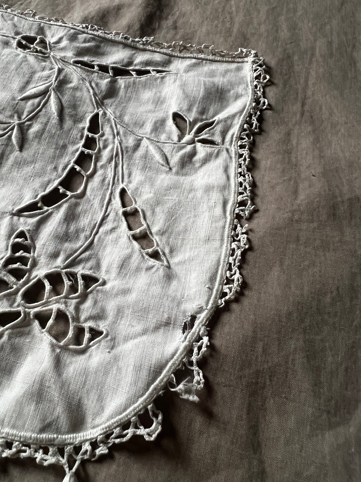 刺繍とレースの飾り布