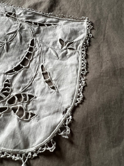 刺繍とレースの飾り布