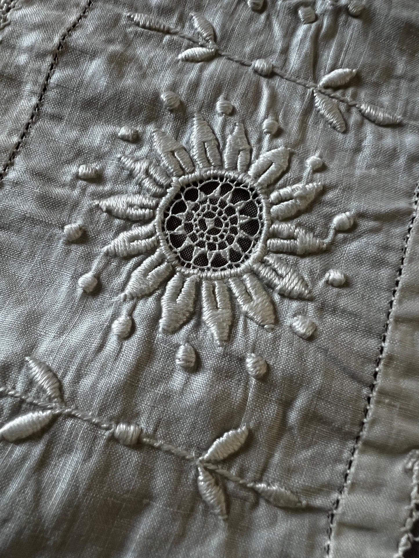 刺繍とレースの飾り布