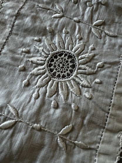 刺繍とレースの飾り布