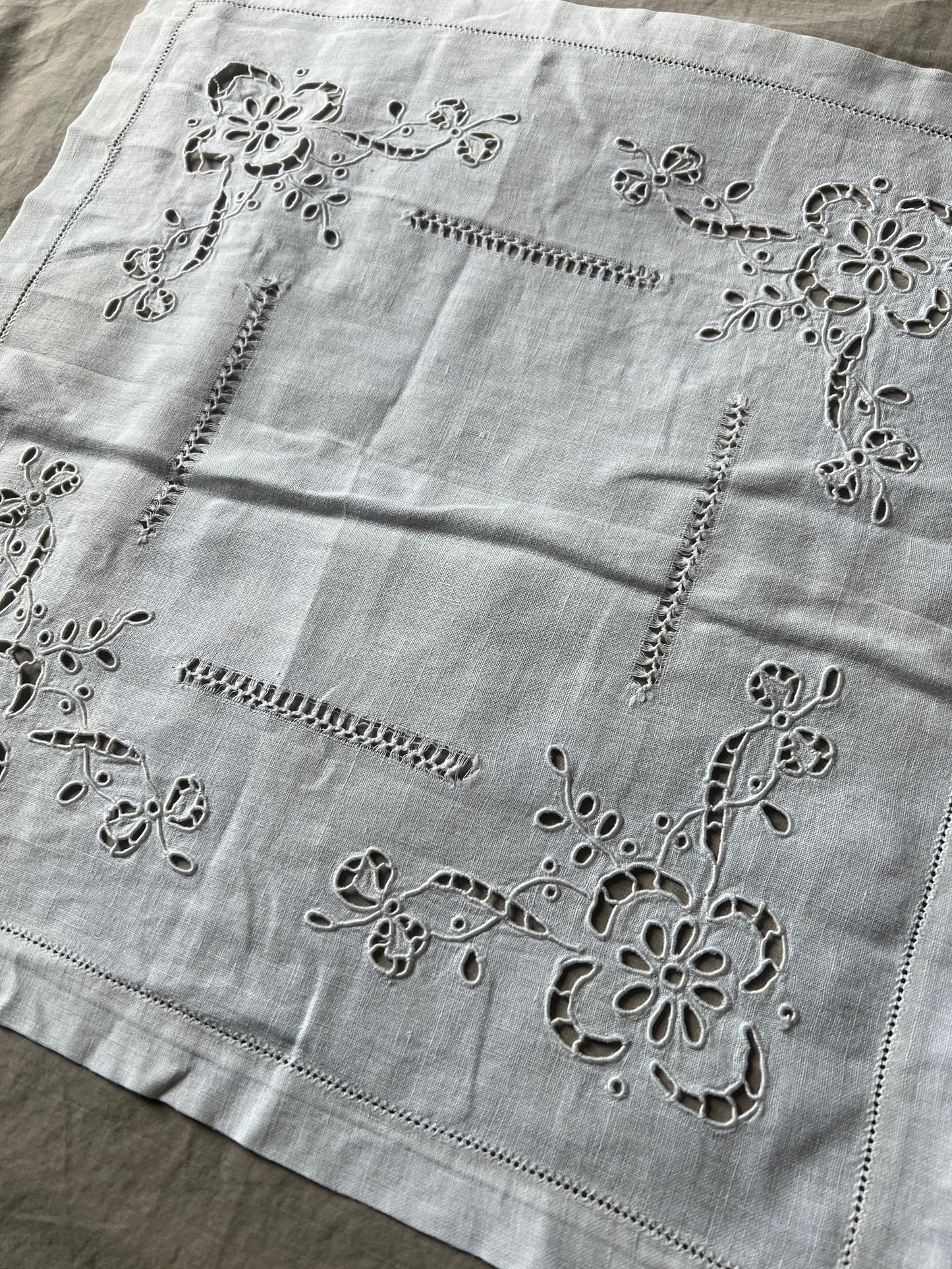 カットワーク刺繍クロス