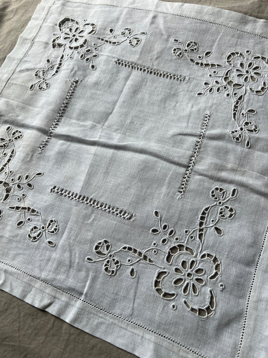 カットワーク刺繍クロス