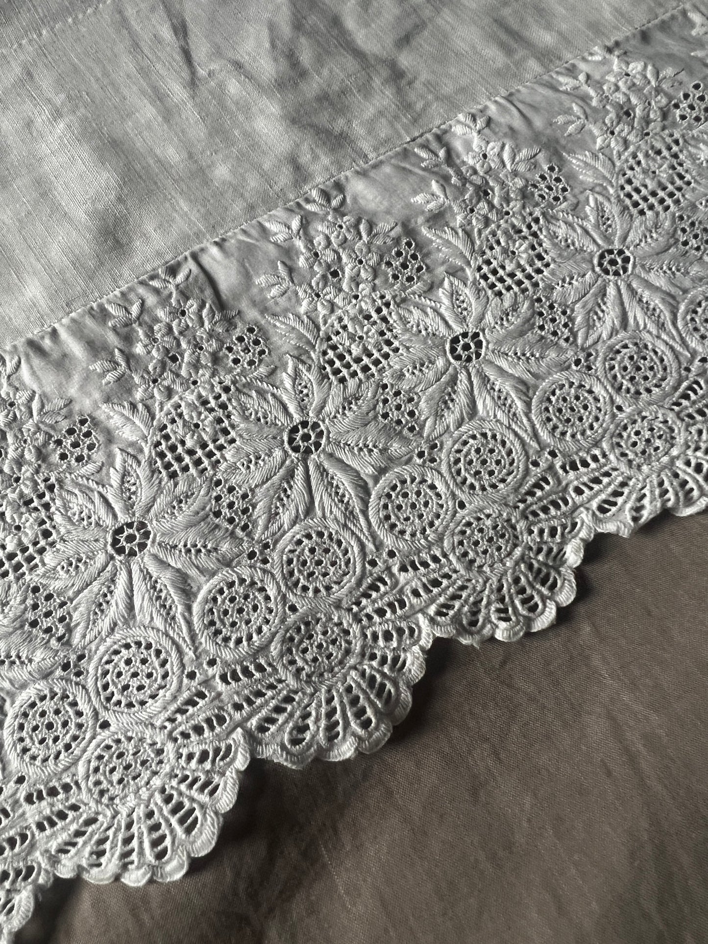 刺繍レースの飾り布