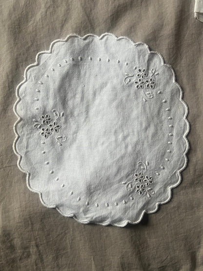 ★白刺繍ドイリー