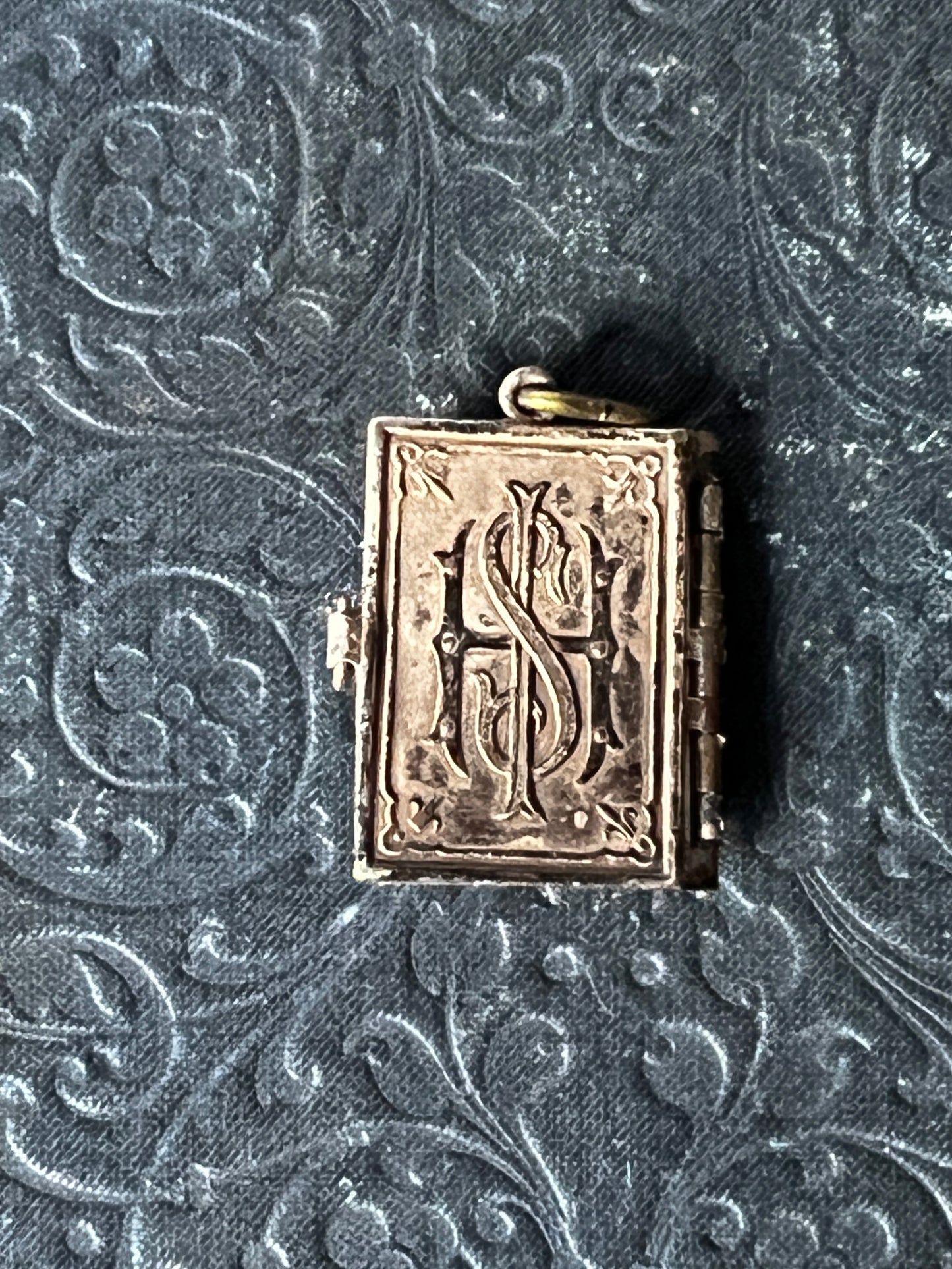 ★メタル製ミニブックチャーム