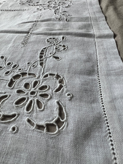 カットワーク刺繍クロス