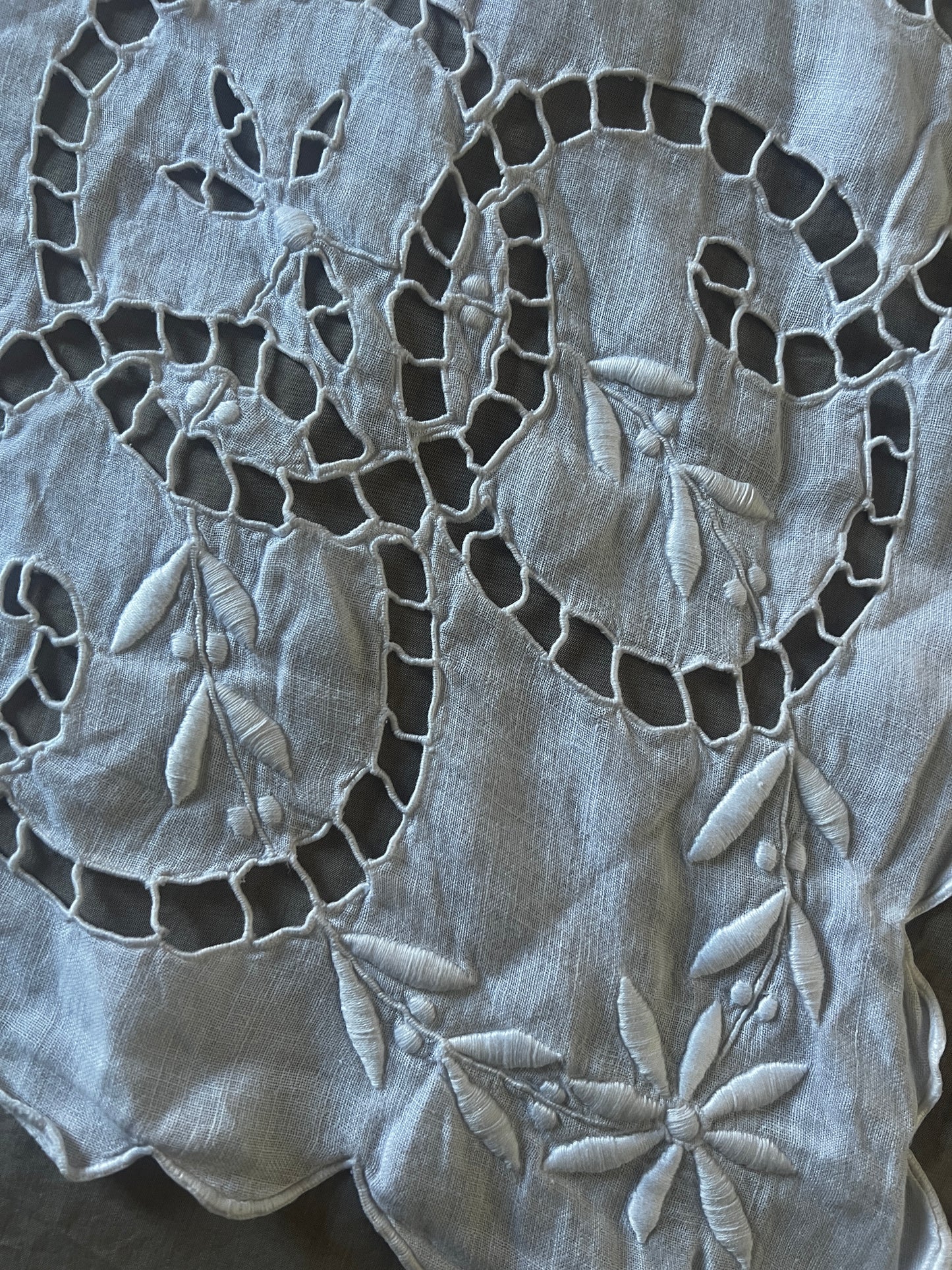 カットワークク刺繍大判クロス