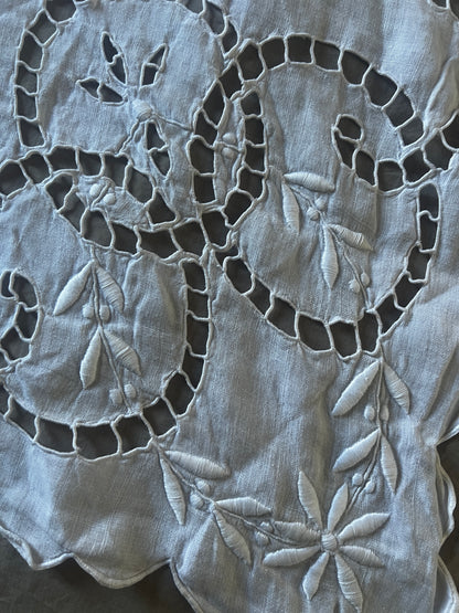 カットワークク刺繍大判クロス