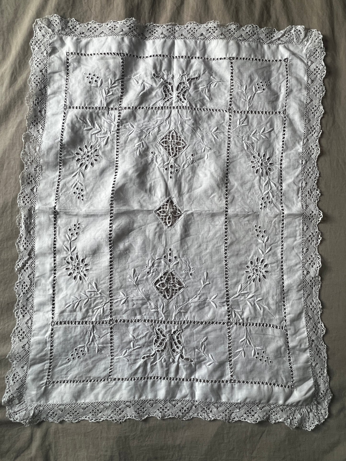 レースと刺繍のクロス