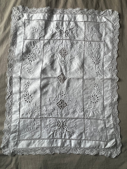 レースと刺繍のクロス