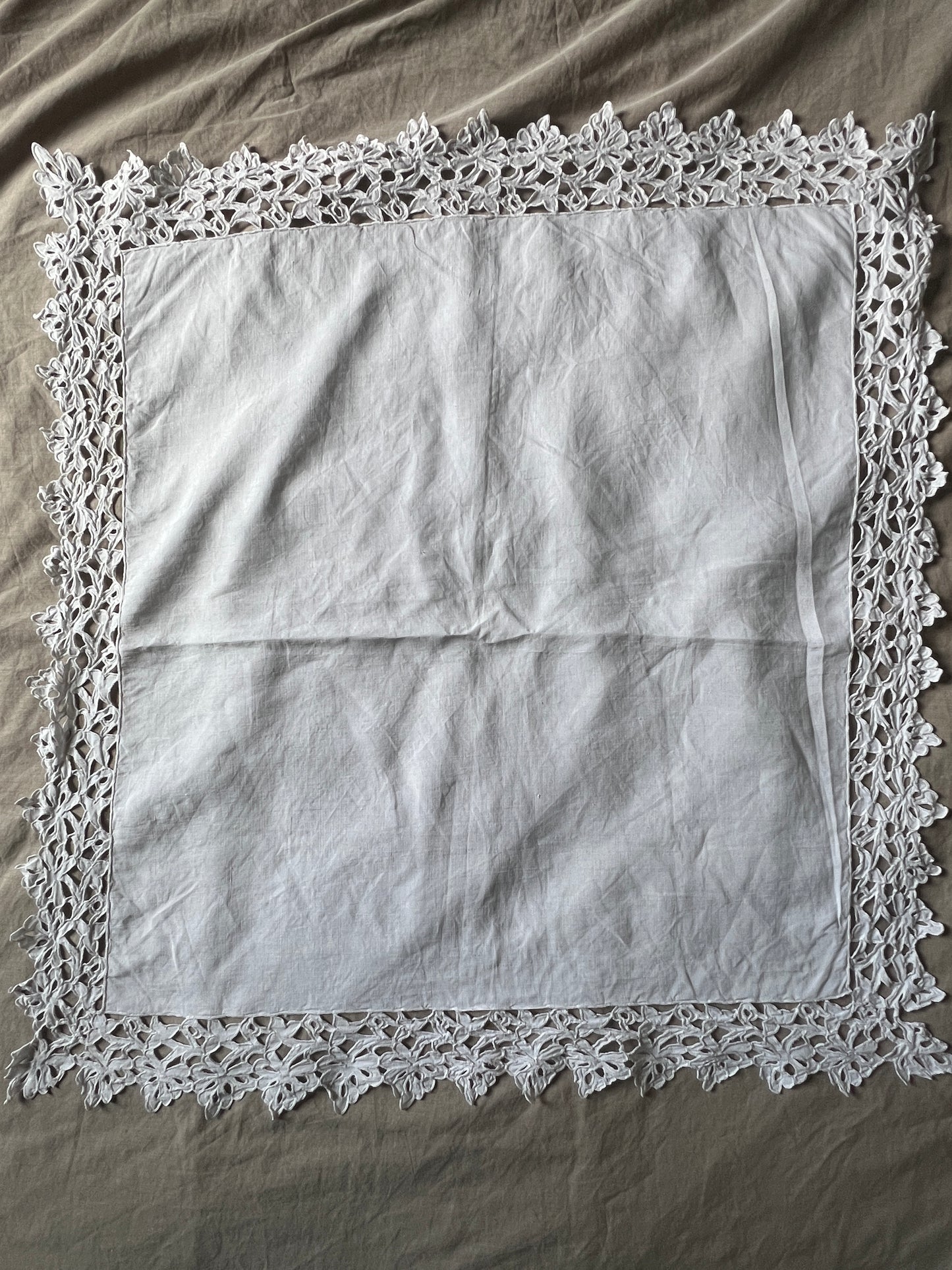 カットワーク刺繍クロス