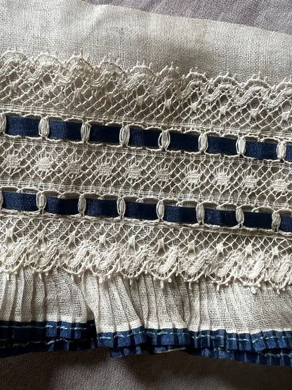 レースとフリルのプリーツ飾り