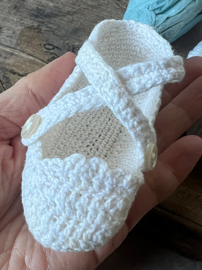 クロシェ編みのベビーシューズ