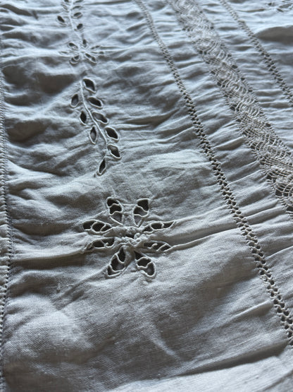 レースと刺繍のクロス(カーテン)
