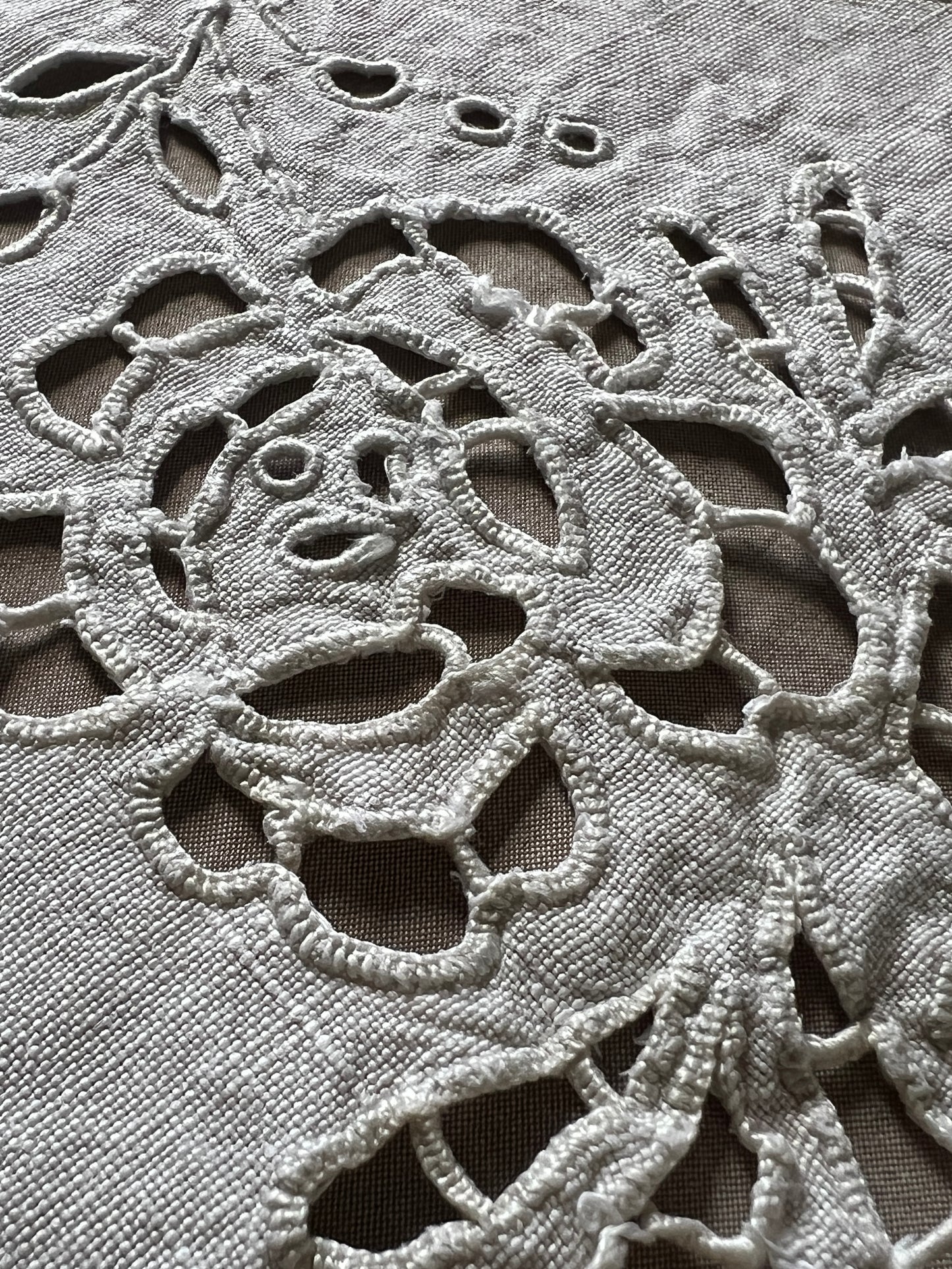 カットワーク刺繍テーブルセンター