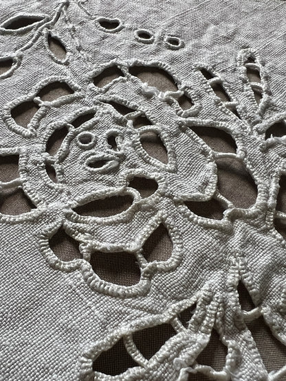 カットワーク刺繍テーブルセンター