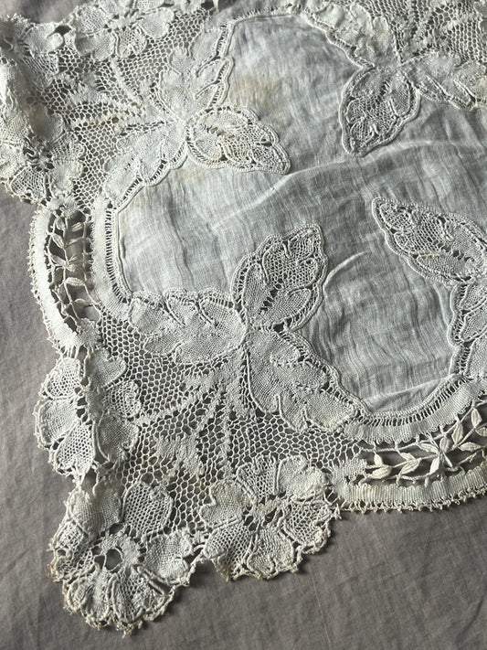 ボビンレースのハンカチ