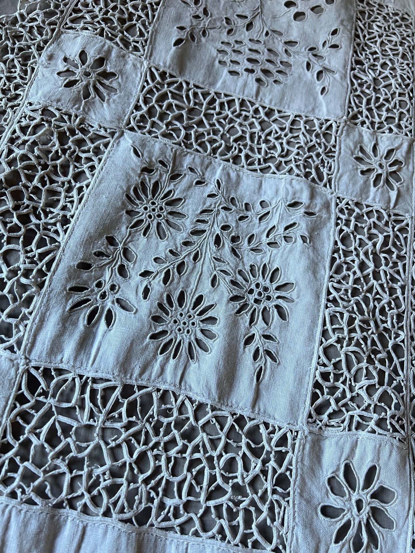 レースと刺繍のテーブルセンター