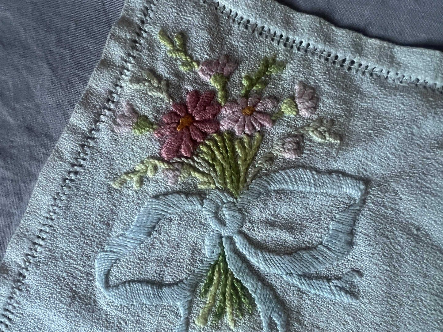 ★花の刺繍のミニクロス