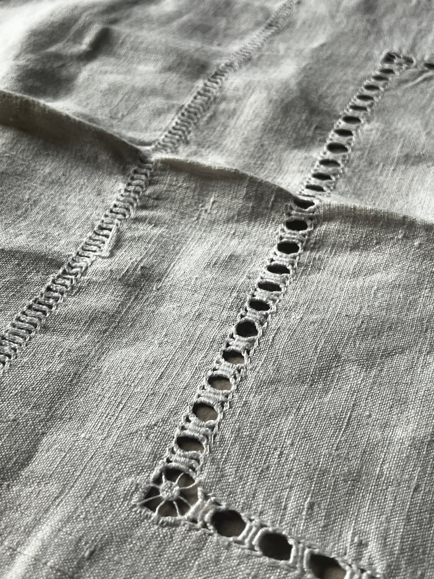 カットワーク刺繍リネンクロス(ダメージ)