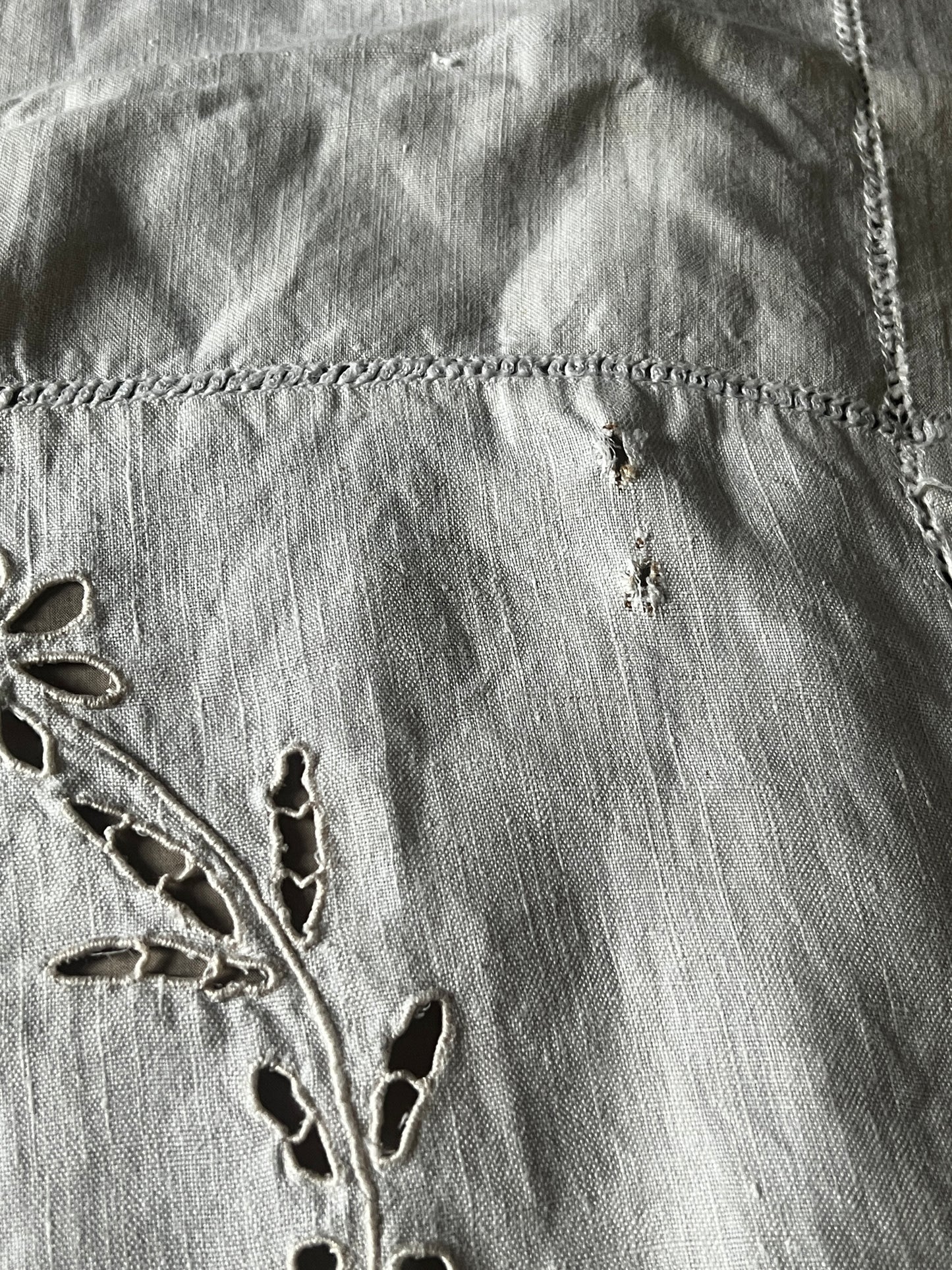 カットワーク刺繍リネンクロス(ダメージ)