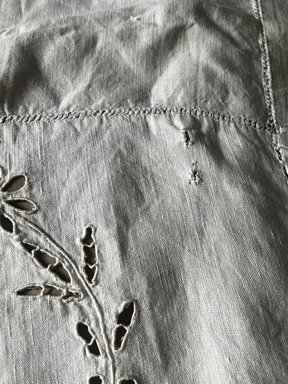 カットワーク刺繍リネンクロス(ダメージ)