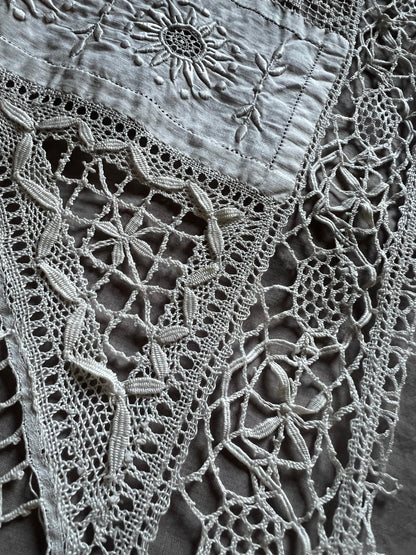 刺繍とレースの飾り布