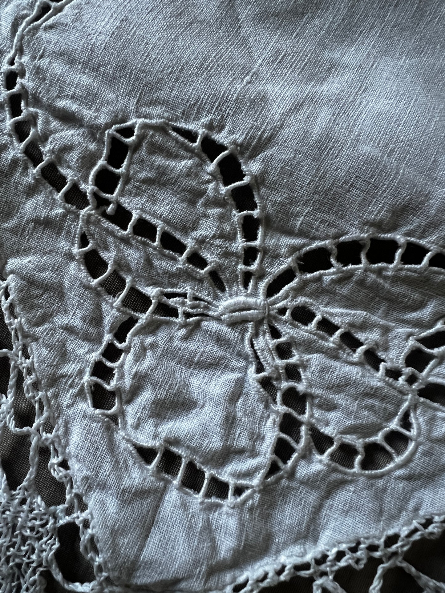 刺繍とレースの棚飾り