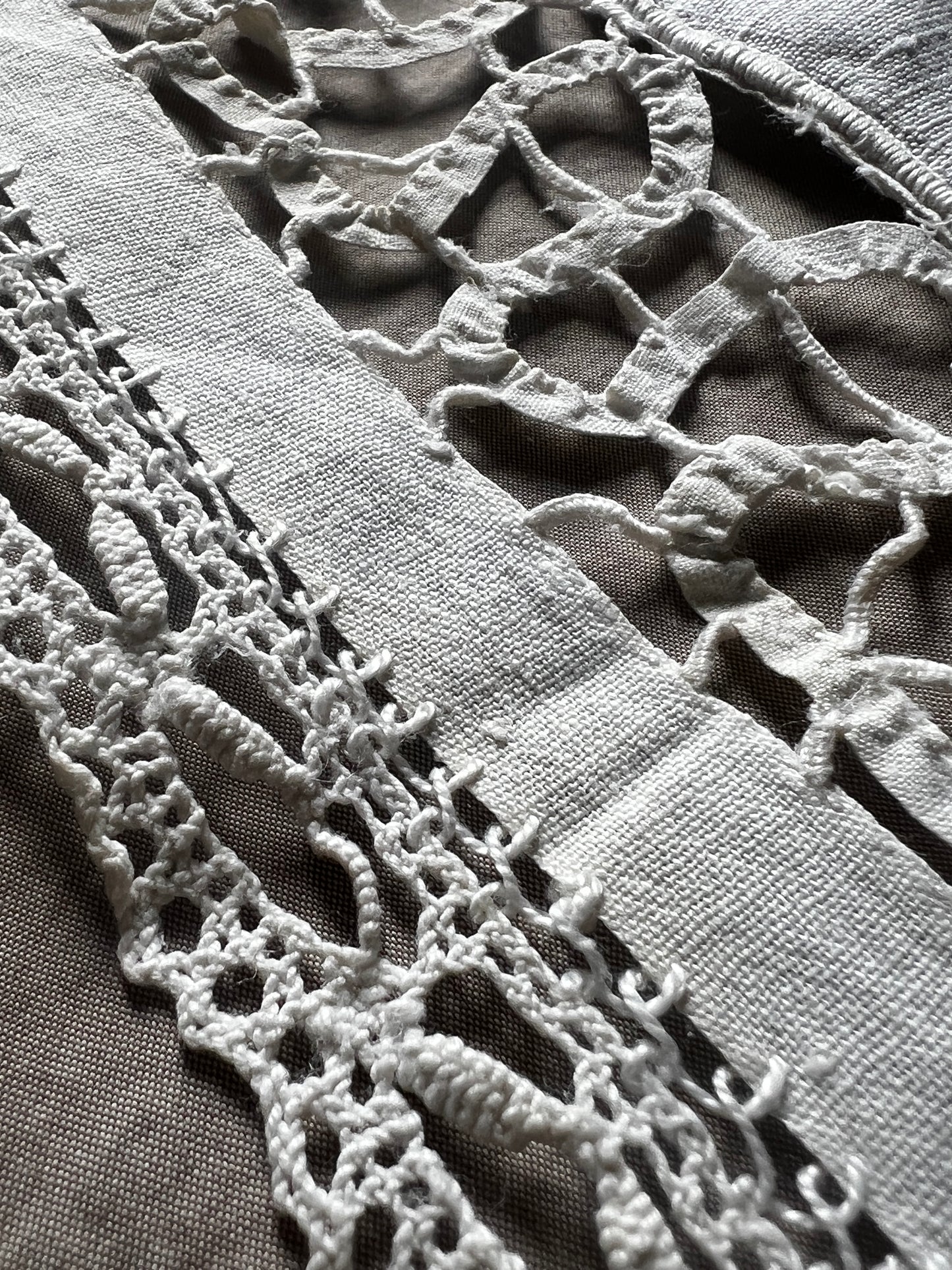 レースと刺繍の長方形クロス