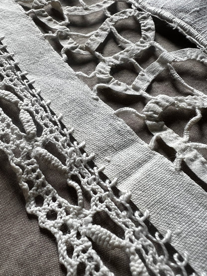 レースと刺繍の長方形クロス