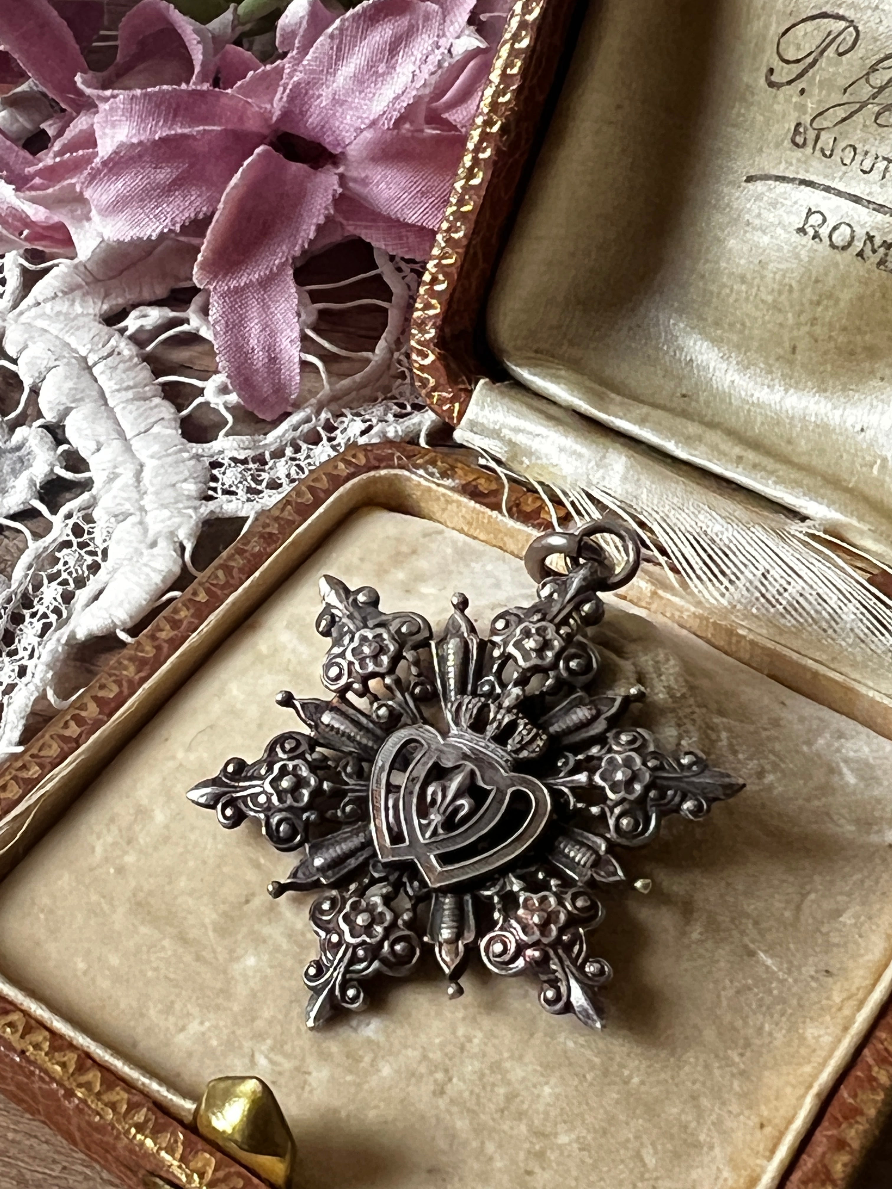 アンティークチャーム(王冠と紋章) – France Antique 銀色アンティーク