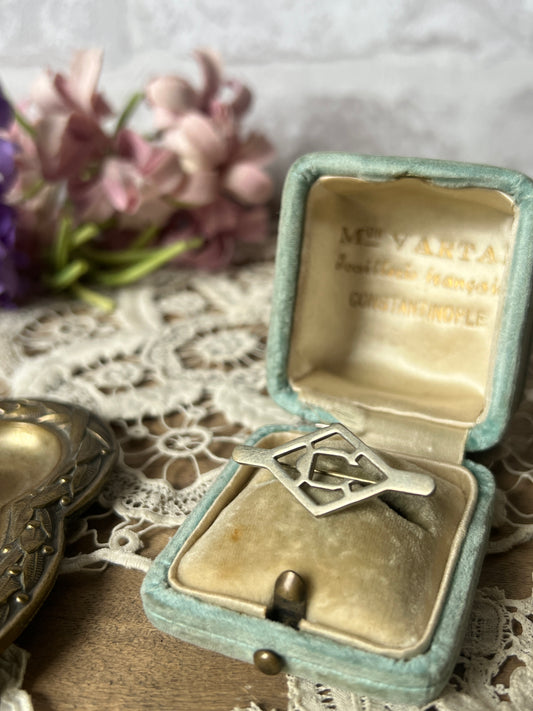 アルファベットブローチ