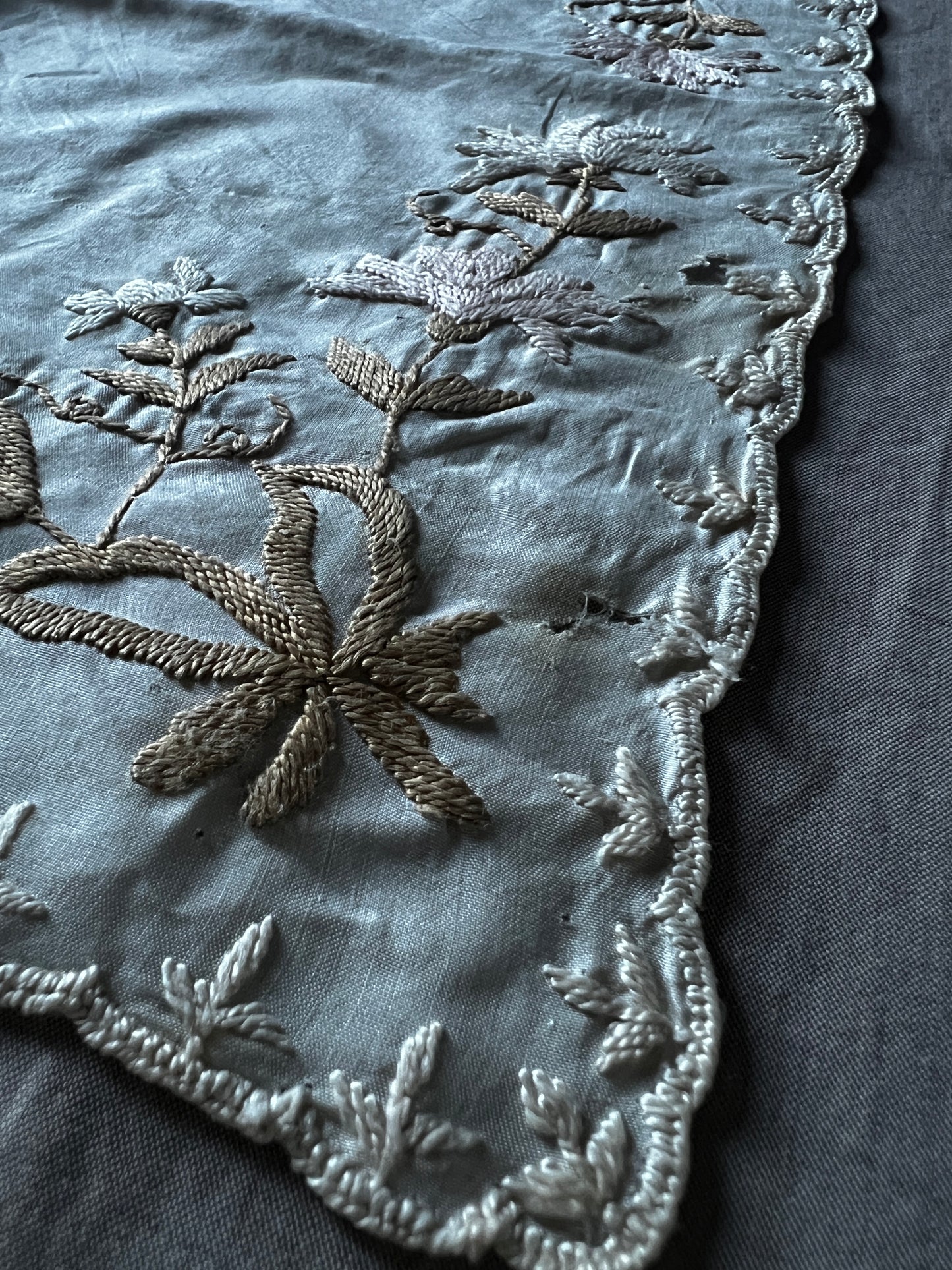 シルクサテンの刺繍ハンカチ