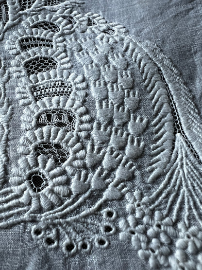 白刺繍大判ハンカチ