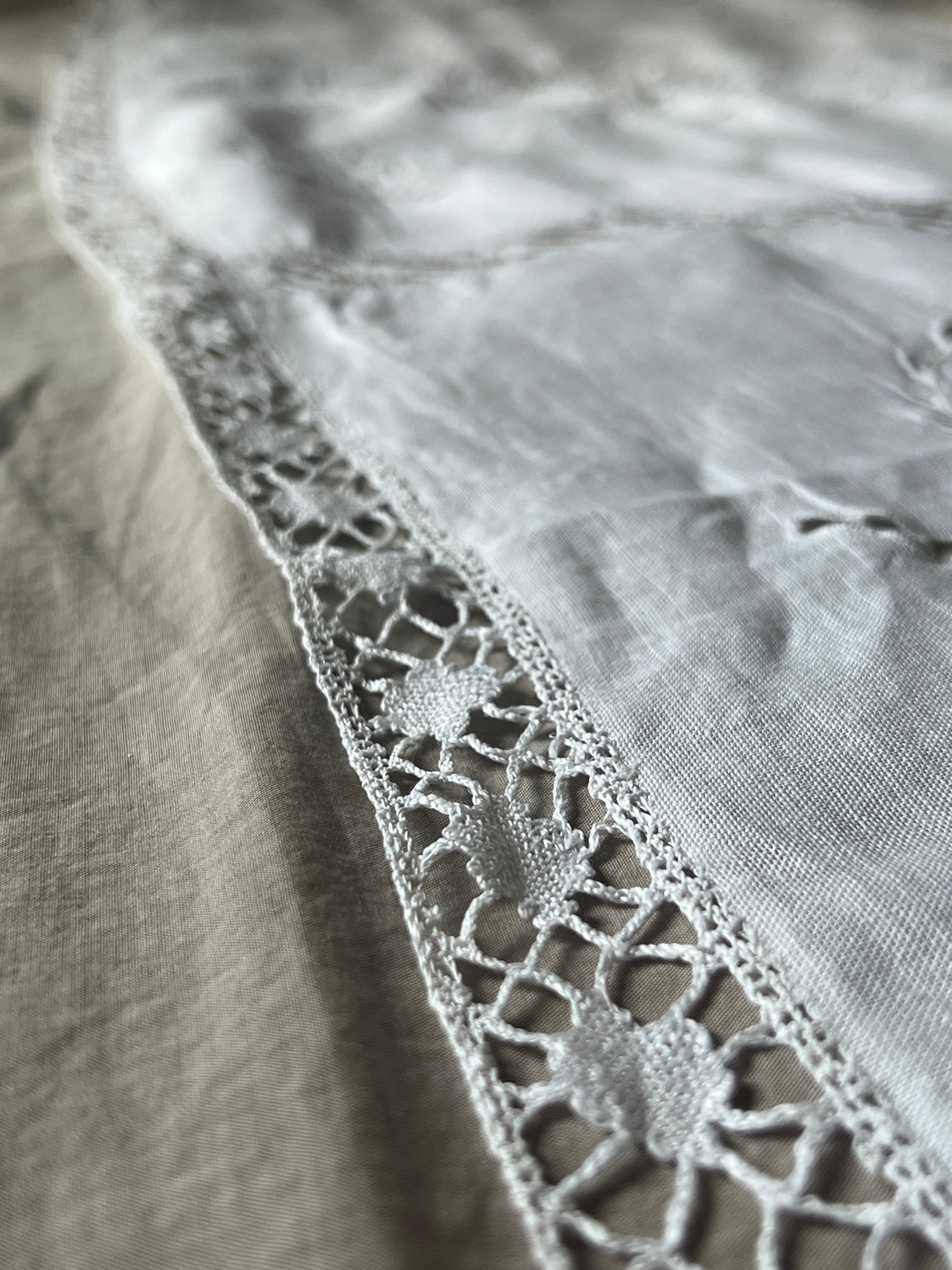 レースと刺繍のクロス