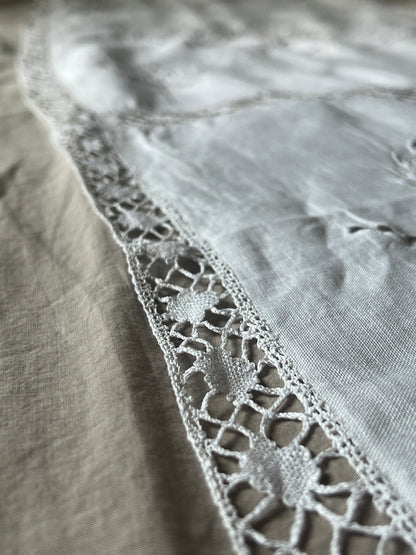 レースと刺繍のクロス